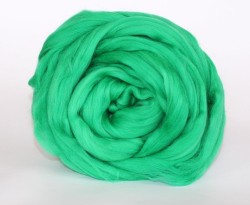 Шерсть для валяния ТРО "Гребенная лента" (100%полутонкая шерсть) 100г цв.0723 яркая зелень